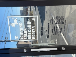 オリジナルのカッティングステッカーで、お店の扉をスタイリッシュに！