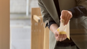 ウィンドウ面には、上品でおしゃれなカッティングシートを