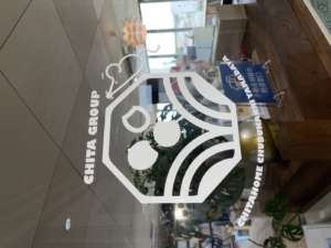 事務所ドアには、アイコンとなるカッティングステッカーを