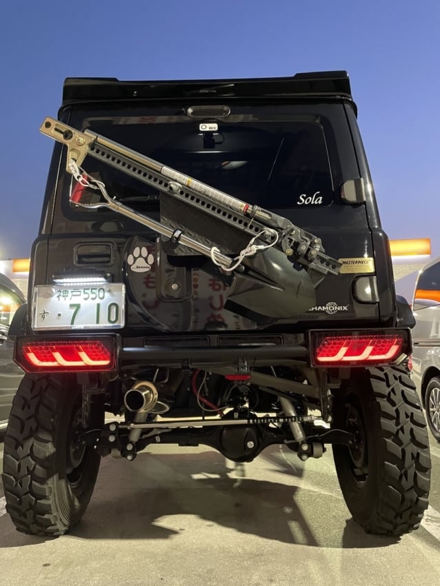 車のリアガラスに貼られたカッティングシートの全景