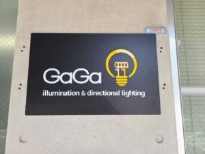 3色のカッティングシートを使って制作した企業ロゴ