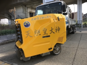 イエローの車体に輝く、ゴールド＆スカイブルーのカッティングステッカー