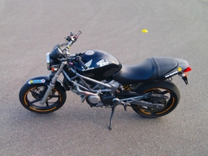 競技用の愛車にお気に入りのロゴのカッティングステッカーを