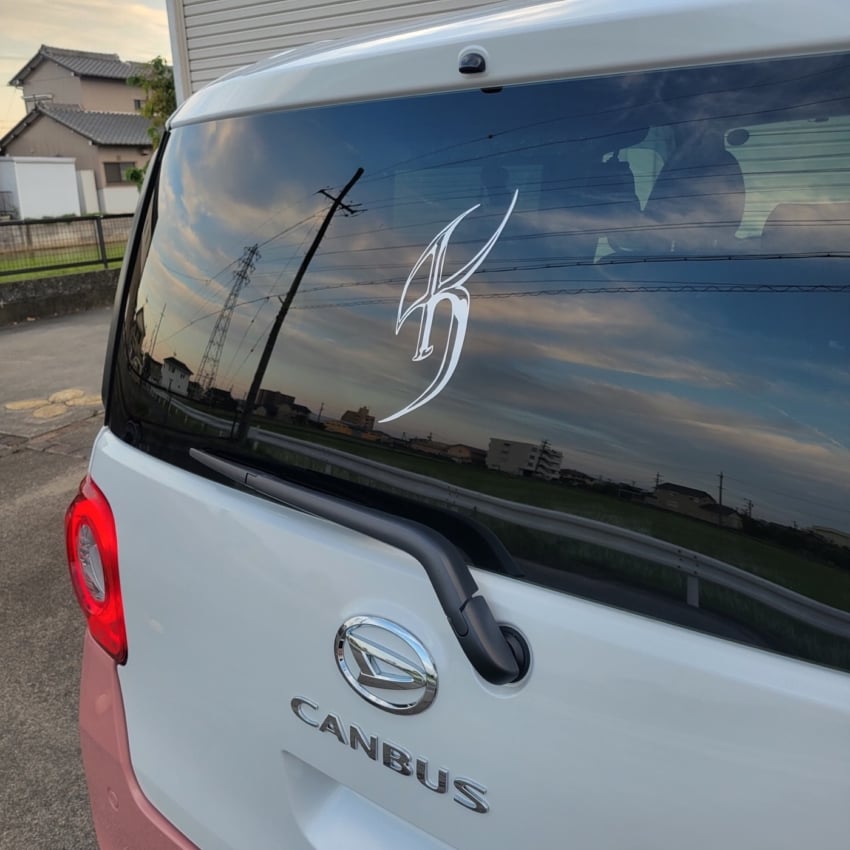 自動車のリアガラスにロゴのカッティングシート 拡大