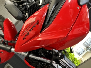 バイクのパーツに合わせてカッティングステッカーをオーダーメイド