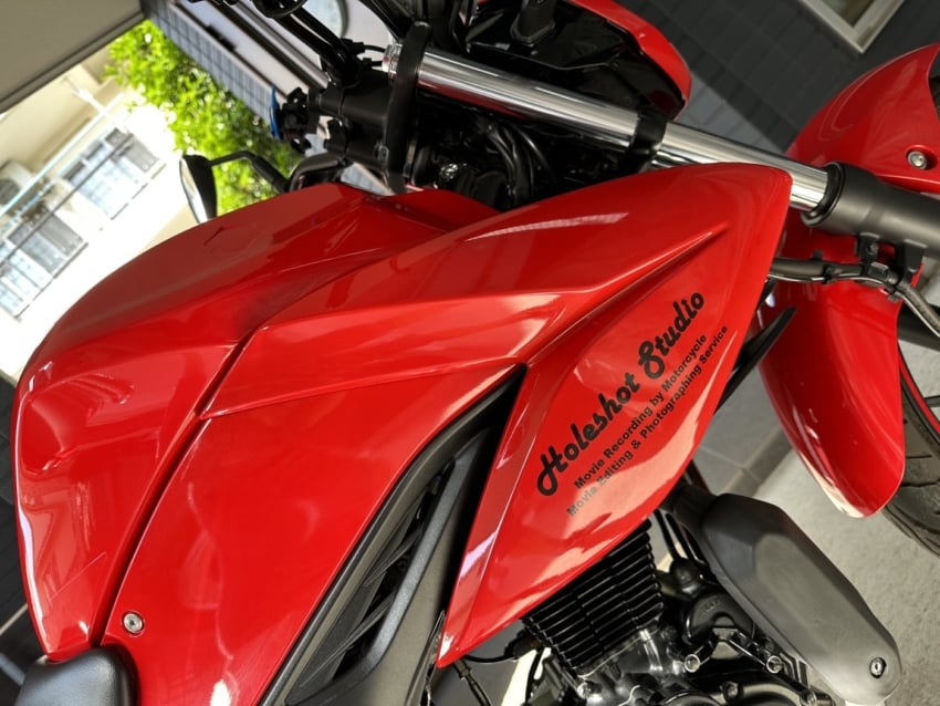 赤いバイクに貼られたカッティングシート 反対側