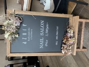 黒いA看板をカッティングシートとドライフラワーで装飾