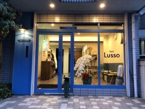 ウィンドウ面に映えるカッティングシートのサイン