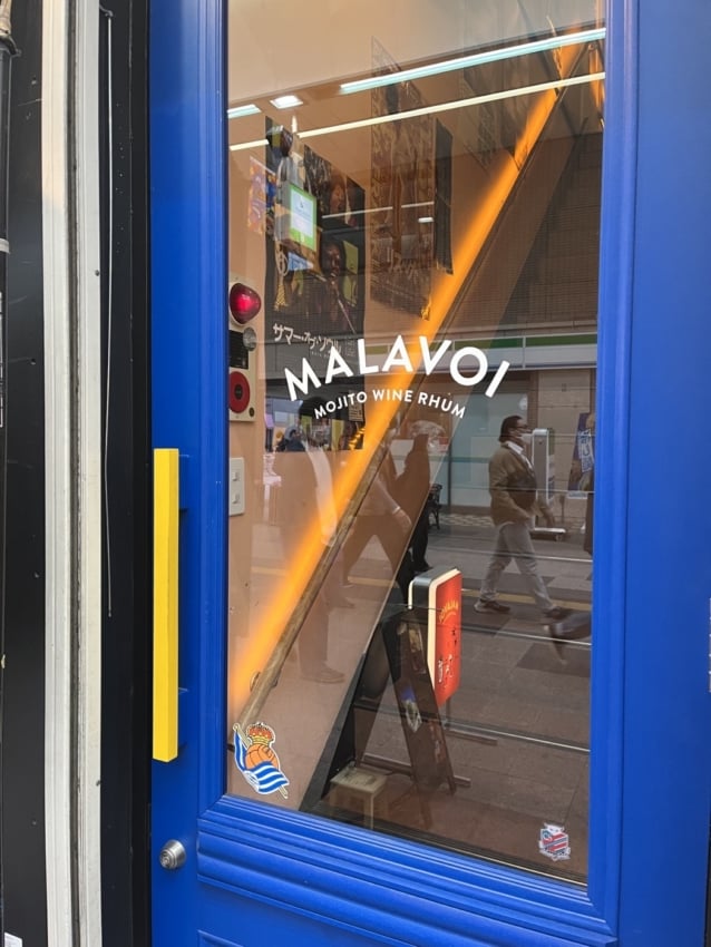 お店の入り口ガラスドアに貼られたロゴのカッティングシート 拡大