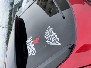 ロックバンドのロゴマークを愛車のリアガラスに