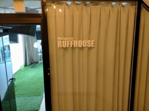 ライブ会場に馴染むシンプルなカッティングステッカー