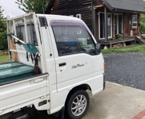 コンパクトにまとまった車用のカッティングステッカー