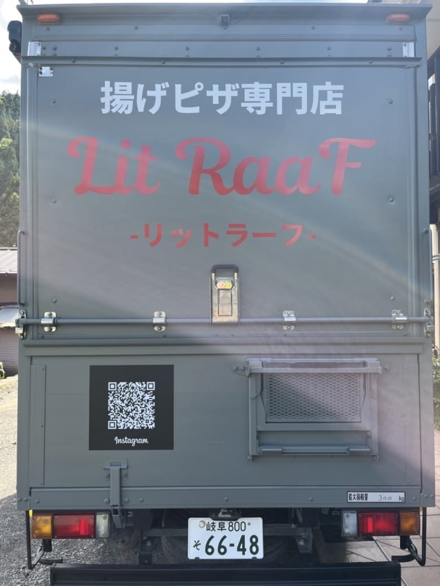 トラックの荷台（後方）に貼られたカッティングシート