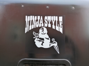 アメリカンレトロなコンテナを飾るカッティングステッカー