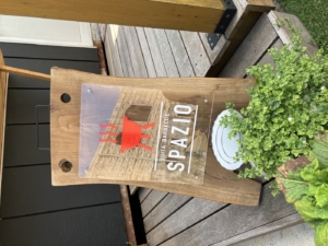 カッティングステッカー＋廃材でオシャレな看板をDIY