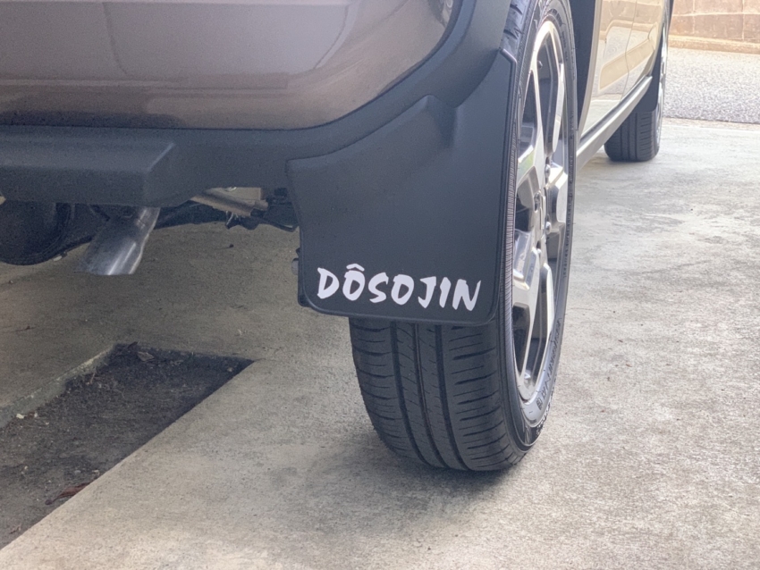 車の泥除けに貼られたカッティングシート