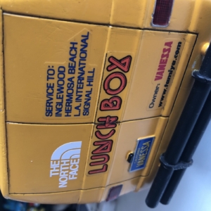 ラジコンカーに大好きなロゴのカッティングステッカーを