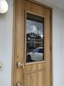 エントランス用のカッティングサインでお店の雰囲気を創る