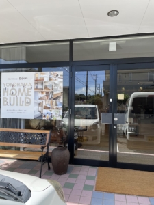 カッティングシートで事務所エントランスの視認性UP！