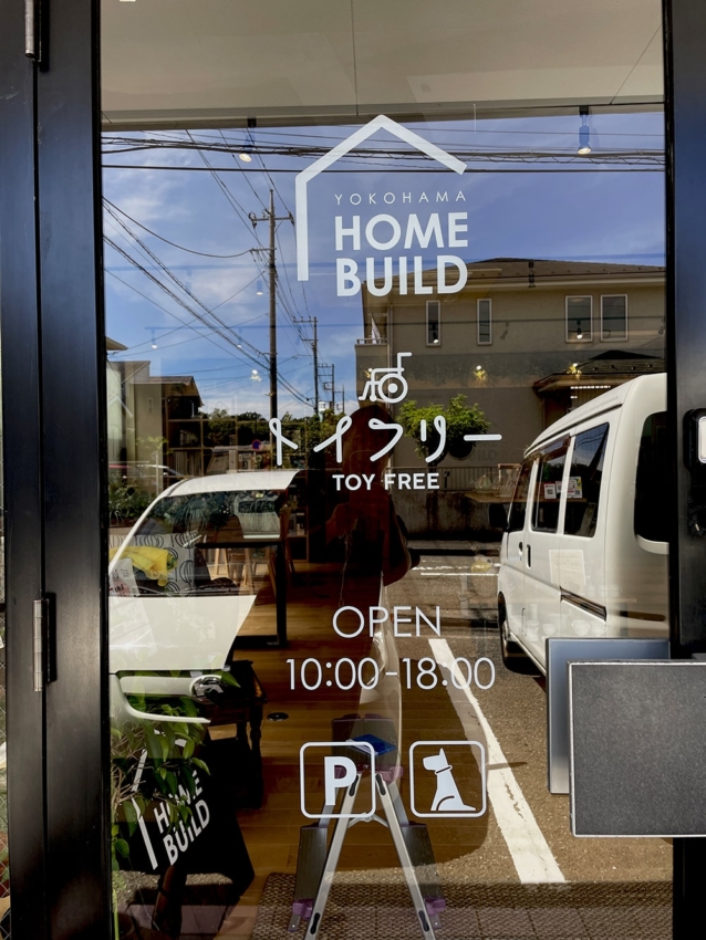 ガラスに貼られた白いカッティングシート