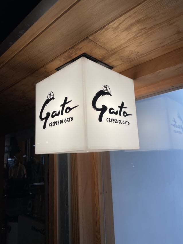 電飾看板に貼られたカッティングシート 拡大