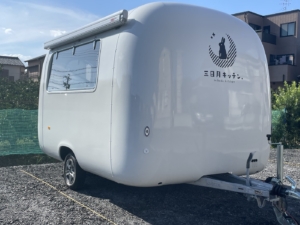 シンプルなキッチンカーを可愛らしくデコレーション