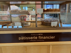 店内のショーケースに「抜き文字」のカッティングステッカー