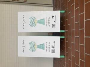 QRコードのカッティングステッカーでお店の情報をキレイにまとめる