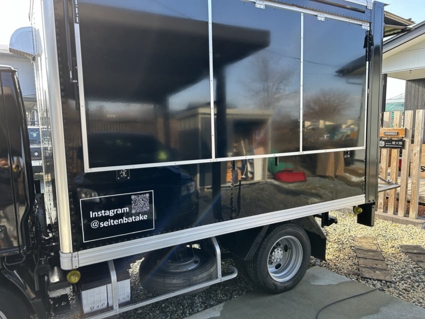 キッチンカーに貼られたQRコードのカッティングシート