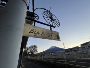真鍮プレート＆黒のカッティングシートで大人っぽい看板プレート