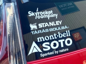 既存に馴染むホワイトのカッティングステッカー