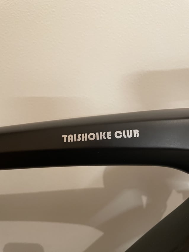 自転車のトップチューブに貼られたカッティングシート 拡大