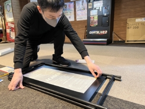 カッティングステッカーでオシャレな立て看板を制作