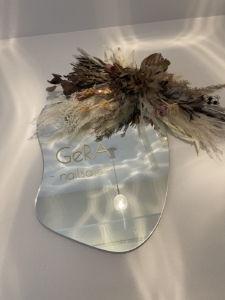 オシャレなカッティングステッカーで手軽に看板を制作