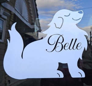 抜き文字×ワンちゃんで印象に残るカッティングサイン