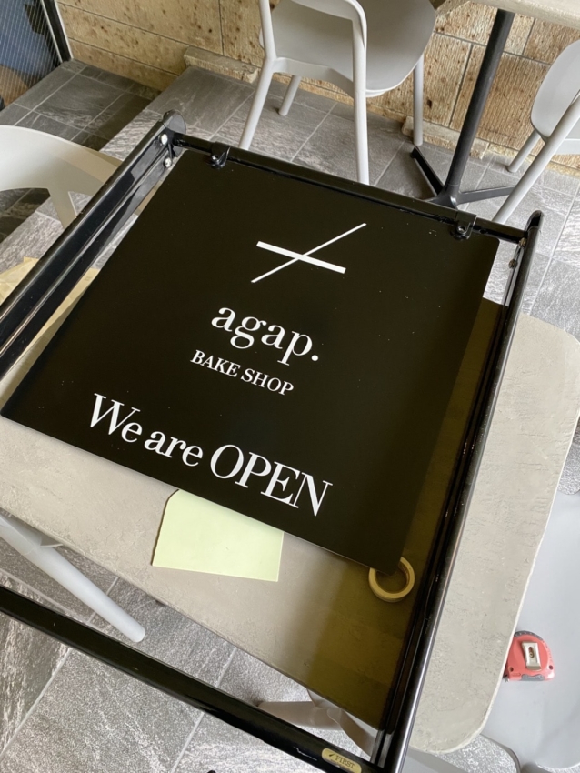 店舗の黒い看板