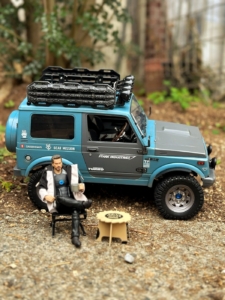 クールなラジコンカーに映えるホワイトのカッティングステッカー