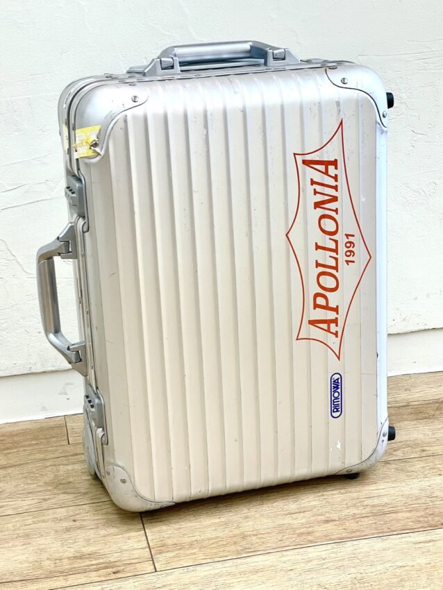 スーツケースに貼られたカッティングシート 縦