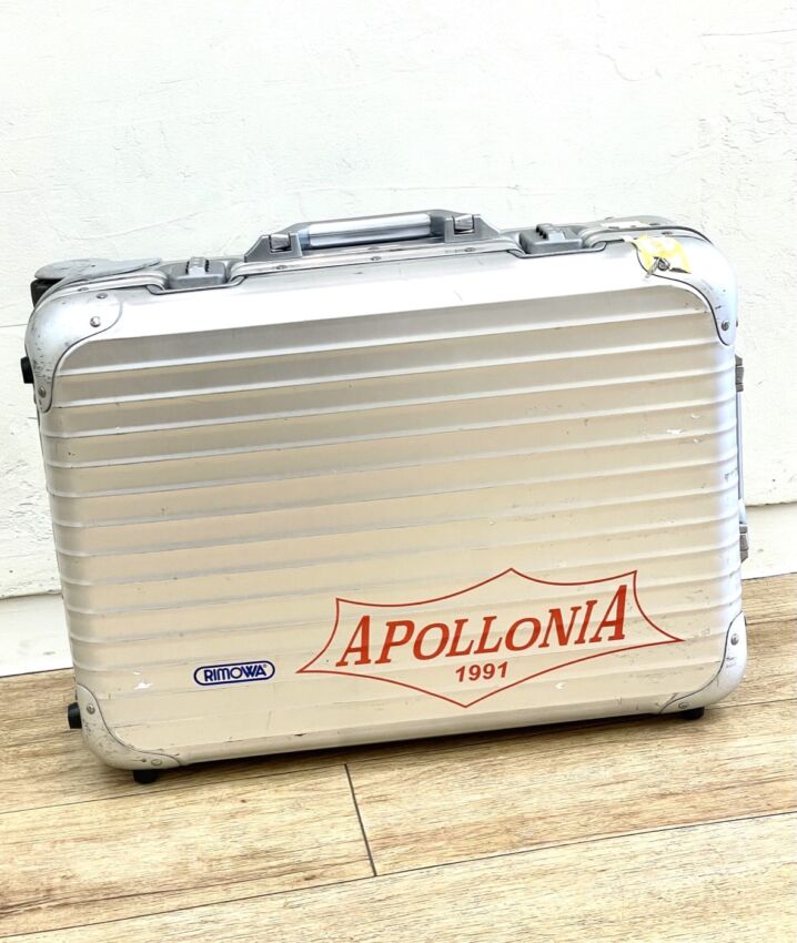 スーツケースに貼られたカッティングシート 横