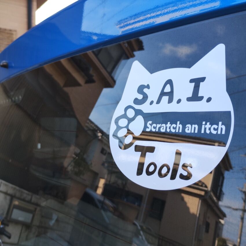 車のガラスに貼られた白いカッティングシート 猫
