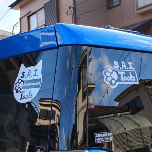 車のガラスに貼られた白いカッティングシート