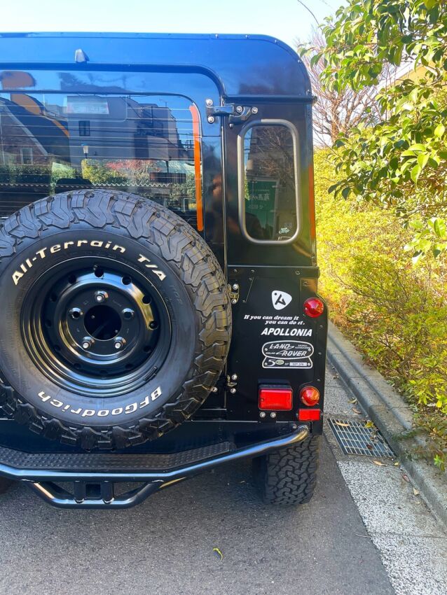 LAND ROVERに貼られたカッティングシート