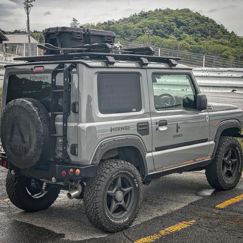 カッティングシートが貼られたジムニーの全景