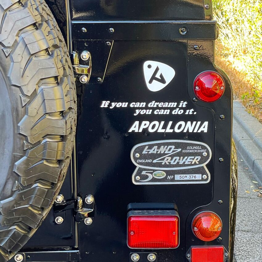 LAND ROVERに貼られたカッティングシート 拡大