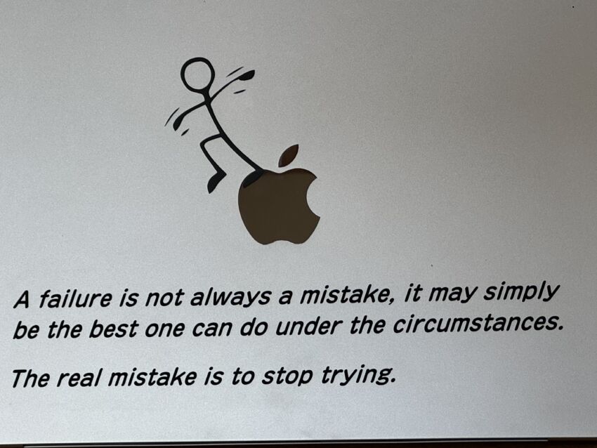 Macに貼られた細かいデザインのカッティングシート