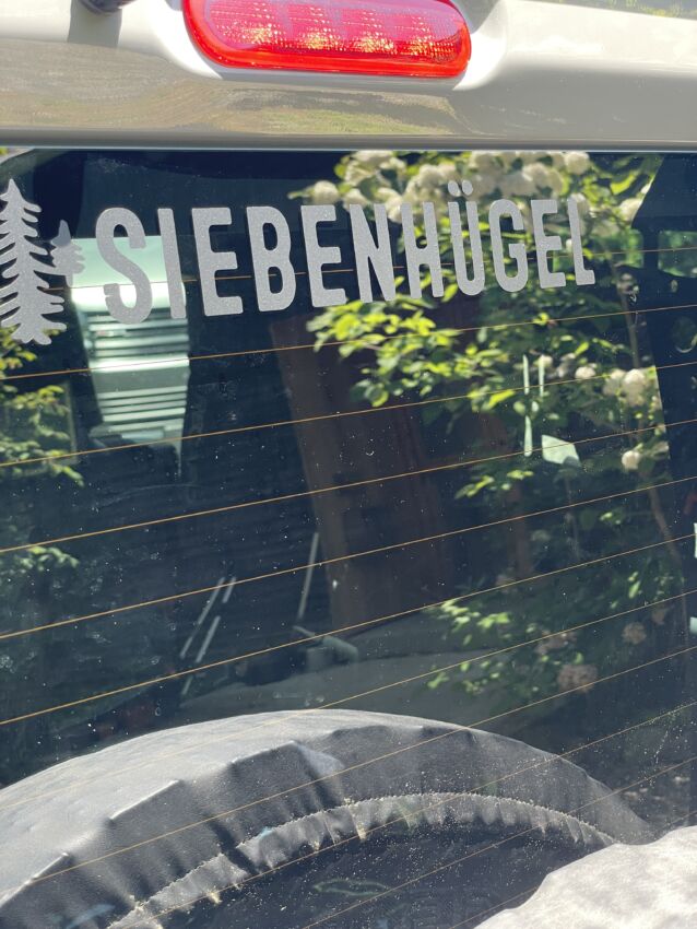 ジムニーのリアガラスに貼られたカッティングシート