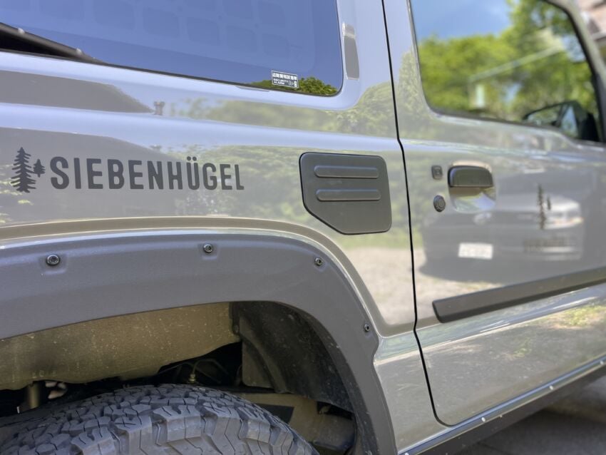 ジムニーの右後方に貼られたカッティングシート