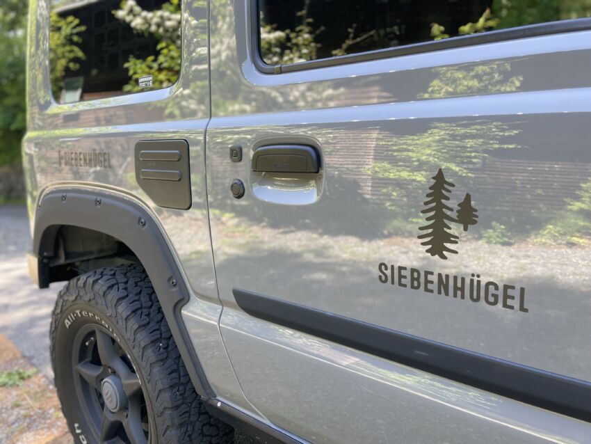 ジムニーの右ドアに貼られたカッティングシート