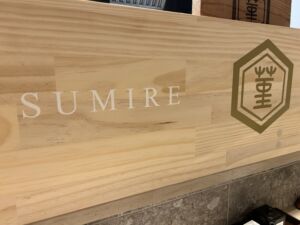 飲食店の壁面に高級感のあるカッティングステッカー！