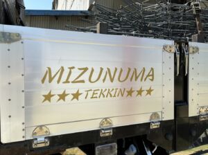 ゴールドのカッティングステッカーでインパクトのあるデザインに！